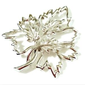 3/$25 Vintage Emmons Leaf Brooch